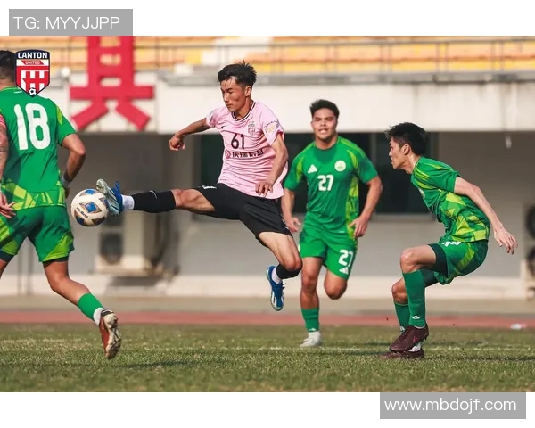 足球明星签名服装图片展示让您感受球场魅力与偶像风采的完美结合